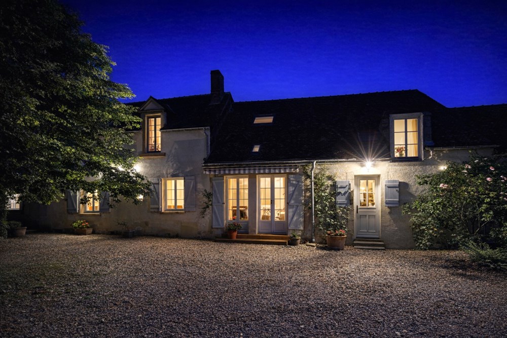 PROPRIETE DE 220 M² SUR 700 M² DE TERRAIN - 4/5 CHAMBRES - PISCINE - JARDIN ARBORE - POUR LES AMOUREUX DE L AUTHENTIQUE photo 2